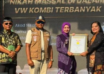 Nikah Massal 53 Pasangan di Dalam VW Kombi Pecahkan Rekor MURI