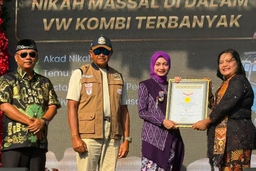 Nikah Massal 53 Pasangan di Dalam VW Kombi Pecahkan Rekor MURI