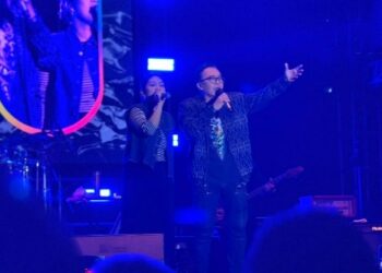 Ari Lasso Tampil Dengan Jaket Tenun Ikat, Pukau Ribuan Penonton