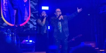 Ari Lasso Tampil Dengan Jaket Tenun Ikat, Pukau Ribuan Penonton