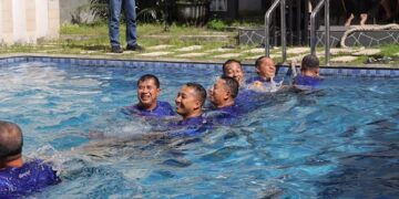 Unik, Jajaran Polres Kediri Gelar Pertandingan Tarik Tambang Dalam Air