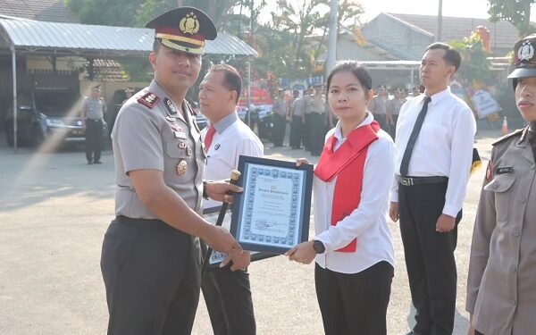 Polres Kediri Beri Penghargaan Personel dan Masyarakat Berprestasi