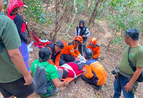 Pendaki Asal Campurejo Alami Cedera Kaki di Bukit Klotok, Dievakuasi Tim BPBD Kota Kediri