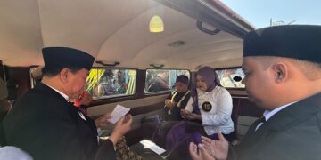 Kisah Haru Para Peserta Nikah Massal di Dalam Mobil VW