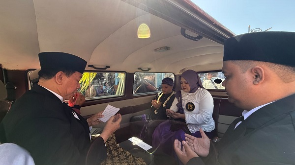 Kisah Haru Para Peserta Nikah Massal di Dalam Mobil VW