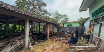 Diduga Berawal dari Pembakaran Sampah, Gudang Penyimpanan Aset SDN Krecek 3 Badas Terbakar