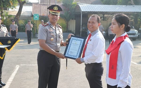 Polres Kediri Beri Penghargaan Personel dan Masyarakat Berprestasi