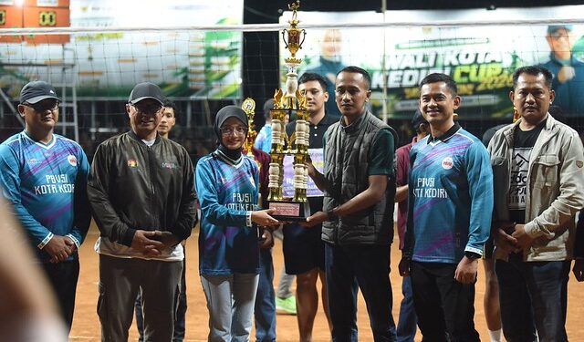 Ngampel dan Jamsaren Raih Juara Wali Kota Kediri Cup, Mbak Wali: Menang Kalah Tetap Bersaudara.