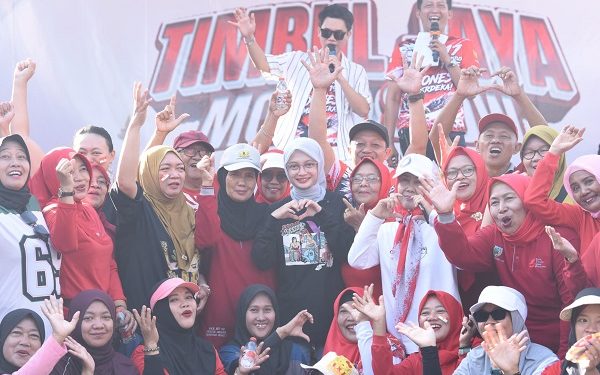 Guyub Rukun Bersama Warga Lingkungan, Mbak Wali Ikut Gotong Royong Sambut Kemerdekaan