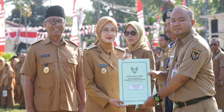 Serahkan SK Kenaikan Pangkat ASN, Mbak Wali Ajak Teladani Semangat Juang Pahlawan