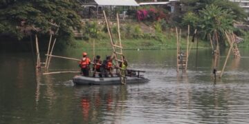 Satpol PP Kota Kediri Tertibkan Penambangan Pasir Liar di Sekitar Jembatan Brawijaya