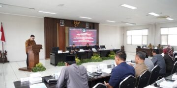 Sidang Paripurna, Mas Dhito Pimpin Doa Bagi Warga Terdampak Bencana NTT