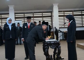 Mbak Wali Lantik 184 Pejabat, Tekankan Percepatan Kinerja dan Integritas