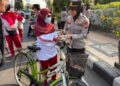 Peringati HUT ke-78 Polwan, Polisi Wanita di Kota Kediri Berbagi Sayuran Pada Pengguna Jalan